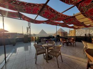 Εστιατόριο ή άλλο μέρος για φαγητό στο Anubis kingdom pyramids view