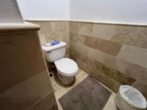 ein Badezimmer mit einer weißen Toilette in einem Zimmer in der Unterkunft Condo 1bdr 1bth with kitchen and garden in Punta Cana