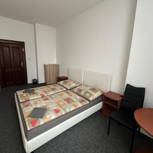 Ένα ή περισσότερα κρεβάτια σε δωμάτιο στο Loftel v centru Ostravy