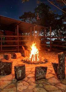 eine Feuerstelle mit Felsen in der Nacht in der Unterkunft Tierra de Nubes in Melgar