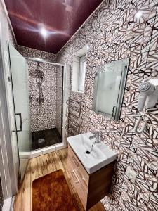 Phòng tắm tại Villagoria котедж з басейнами і джакузі