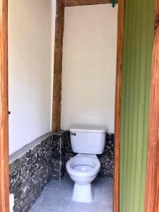 ein Badezimmer mit einer weißen Toilette in einem Zimmer in der Unterkunft Tierra de Nubes in Melgar