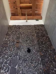 eine Dusche mit Steinboden in einem Badezimmer in der Unterkunft Tierra de Nubes in Melgar