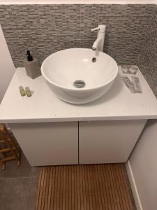 Un lavabo blanco sobre la encimera del baño. en Chill Boutique Zamora, en Buşteni 15 fotos más