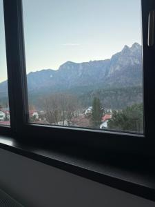 una ventana con vistas a una cordillera en Chill Boutique Zamora, en Buşteni