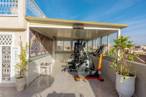 eine Garage mit einem Fitnessstudio auf dem Dach eines Gebäudes in der Unterkunft Riad du Rabbin in Marrakesch