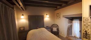 Ένα ή περισσότερα κρεβάτια σε δωμάτιο στο Gite De Charme Oliabou