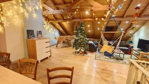 ein Wohnzimmer mit einem Weihnachtsbaum und einer Schaukel in der Unterkunft Colmar Friends and Familly guest home - ALL INCLUSIVE - COLMAR Gare - Jardin - Combles et Vous in Colmar
