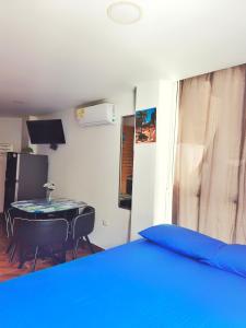 Televiisor ja/või meelelahutuskeskus majutusasutuses Apartaestudios coral del rodadero - cerca al mar