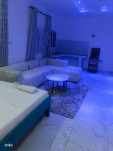 ein Wohnzimmer mit Sofa und Tisch in der Unterkunft TJ street studio apartment in Mtwapa