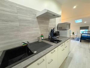 Kuchyň nebo kuchyňský kout v ubytování L'Écrin Signature, Studio élégant en centre-ville + 13 fotografií