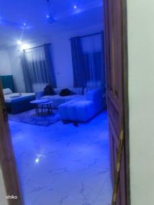 ein Wohnzimmer mit Sofa und Tisch in der Unterkunft TJ street studio apartment in Mtwapa