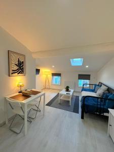 Postel nebo postele na pokoji v ubytování L'Écrin Signature, Studio élégant en centre-ville