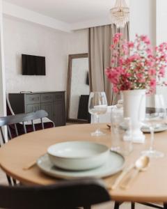 メジュゴリエにあるTiny guest house in peaceful part of Međugorjeの皿の上に白いボウルが置かれたダイニングテーブル