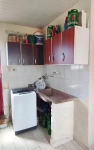 Una cocina con encimera, fregadero y frigorífico. en Zona Estadio Azulgrana para concierto de Shakira, en Asunción