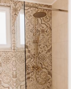 メジュゴリエにあるTiny guest house in peaceful part of Međugorjeのタイル壁の浴室のシャワー