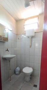 un baño con inodoro y lavabo en Zona Estadio Azulgrana para concierto de Shakira, en Asunción