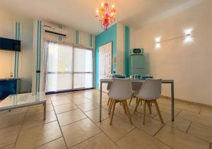 TV a/nebo společenská místnost v ubytování Tropical Escape