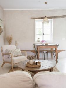 ChampignollesTraditional Apartment In The Heart Of Burgundy的带桌椅的客厅