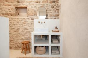 ChampignollesTraditional Apartment In The Heart Of Burgundy的带白色水槽和镜子的浴室