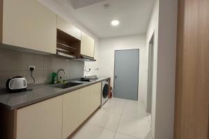 Η κουζίνα ή μικρή κουζίνα στο Majestic Residence KLCC By Flixhome