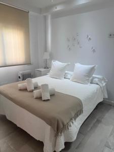 una camera bianca con un grande letto con cuscini bianchi di Marbella Eurobel a Marbella Altre 43 foto