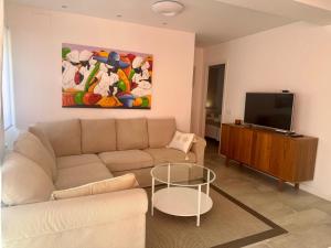 un soggiorno con un divano e una TV di Marbella Eurobel a Marbella