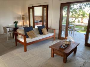 un soggiorno con un divano e un tavolo di Casa encanto dos corais a Trairi