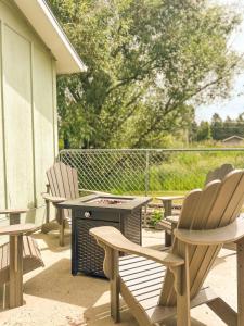een groep stoelen en een tafel op een patio bij Paradise Creek Cottage in Moscow