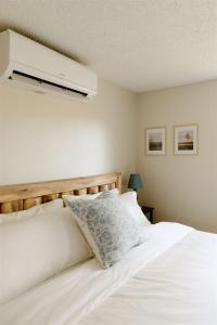 een slaapkamer met een wit bed en een wit plafond bij Paradise Creek Cottage in Moscow