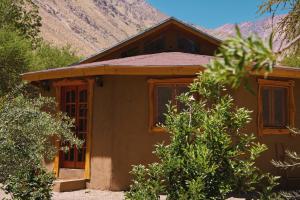 Nespecifikovaný výhled na hory nebo výhled na hory při pohledu z venkovského domu