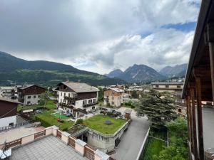 uma vista para uma cidade com montanhas ao fundo em Hotel Ambassador Bormio em Bormio