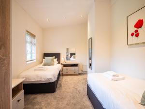 En eller flere senge i et værelse på Modern lodge on golf course with spa facilities + 34 billeder