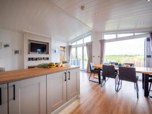 Køkken eller tekøkken på Modern lodge on golf course with spa facilities