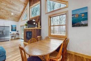 麦克亨利Wind in the Trees的配有木桌椅的厨房和餐厅