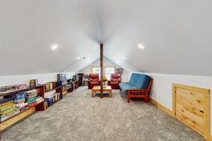 麦克亨利Wind in the Trees的带沙发、椅子和书架的客厅