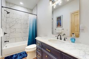 麦克亨利Wind in the Trees的带水槽、马桶和淋浴的浴室 更多16张照片