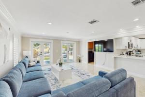 帕诺滩Dockside at 221的带蓝色沙发的客厅和厨房