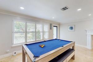 帕诺滩Dockside at 221的客厅内的台球桌
