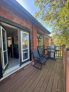 Μπαλκόνι ή βεράντα στο 2 Bdr separate upper unit with Parking, Balcony, WIFI and Fireplace