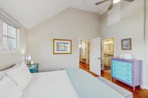 Giường trong phòng chung tại Wraparound Hideaway