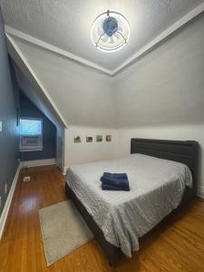 Ảnh trong thư viện ảnh của 2 Bdr separate upper unit with Parking, Balcony, WIFI and Fireplace ở Toronto