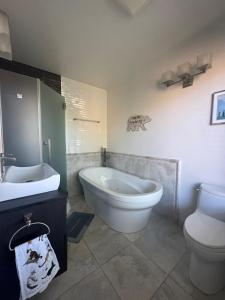 Ένα μπάνιο στο 2 Bdr separate upper unit with Parking, Balcony, WIFI and Fireplace