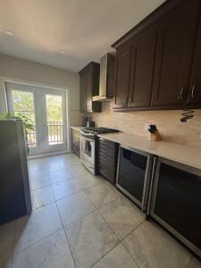 Η κουζίνα ή μικρή κουζίνα στο 2 Bdr separate upper unit with Parking, Balcony, WIFI and Fireplace +6 φωτογραφίες