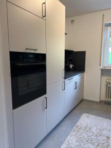 阿尔布斯塔特Ruhige Wohnung mit Pano Blick的厨房配有白色橱柜和炉灶。 更多32张照片