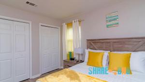 Ένα ή περισσότερα κρεβάτια σε δωμάτιο στο Chic & Spacious 3BR2BA Home in Pecan Lake