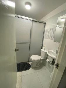 Ένα μπάνιο στο Habitación cerca al aeropuerto 1