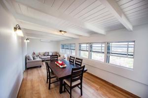 una sala da pranzo e un soggiorno con tavolo e sedie di Stunning 4 bedroom villa a Saint John's