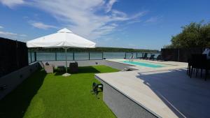 Bazén v ubytování River House Sunrise nebo v jeho okolí