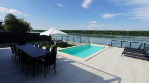 Bazén v ubytování River House Sunrise nebo v jeho okolí